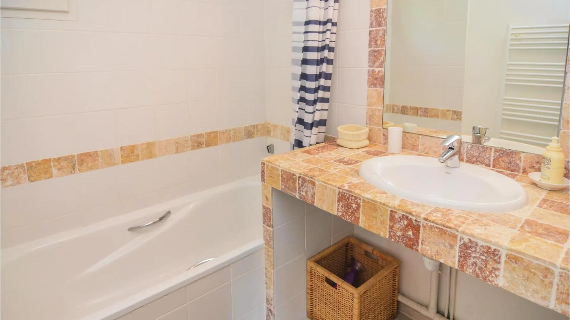3 Bedroom Cozy Home In Saint Remy De Provence France