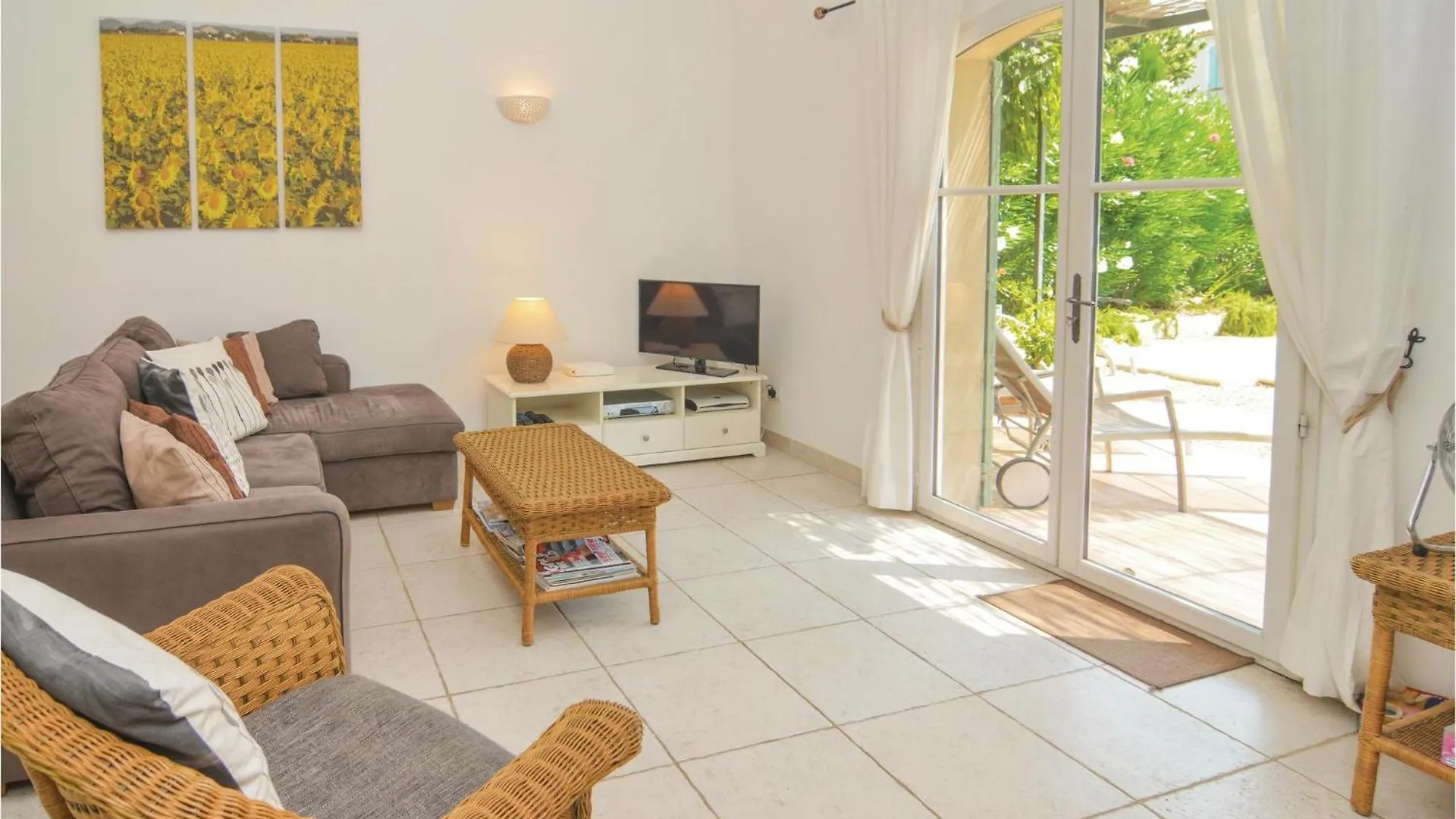 Holiday home 3 Bedroom Cozy Home In Saint Remy De Provence